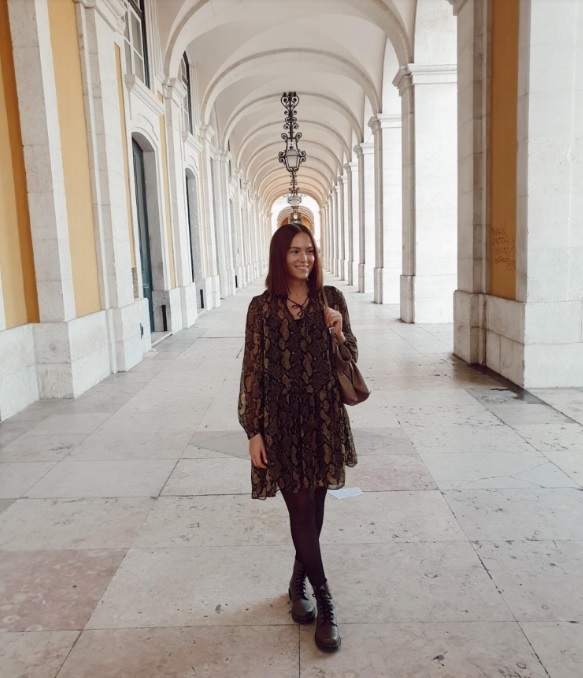 Alexandra posing under arches from the buildings in Praça do Comercio in Lisbon.