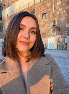 Justyna posing with a building behind